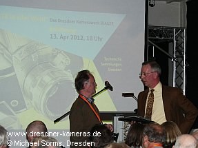 Hugo Ruys (links) im Gespr�ch mit Arend Dikkers (rechts), einem Gro�neffen Johan Steenbergens vor der Ausstellungser�ffnung