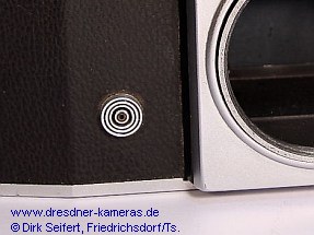 Praktica, nachger�stete Blitzsynchronisation 1 DIN-Buchse (Praktica, Versionen mit angegossenen Trage�sen und mit eingeschraubten Trage�sen) Importeur: Kine Camera Co. a Division of Ocean Photo Supply Co. Inc., 11 West 20th Street, New York 11, N.Y.